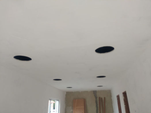 Forro de gesso branco recém-executado com aberturas para spots embutidos