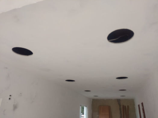 Detalhe do forro de gesso com furos circulares para instalação dos spots
