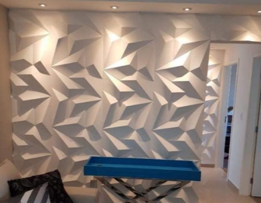 Parede revestida com painel 3D geométrico branco e spots de iluminação