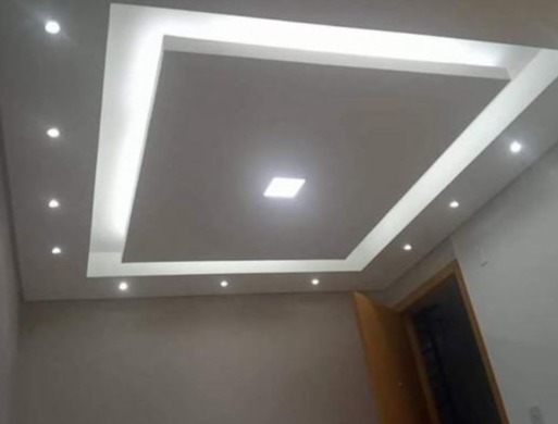 Teto com sanca invertida em gesso, spots embutidos e luminária quadrada central